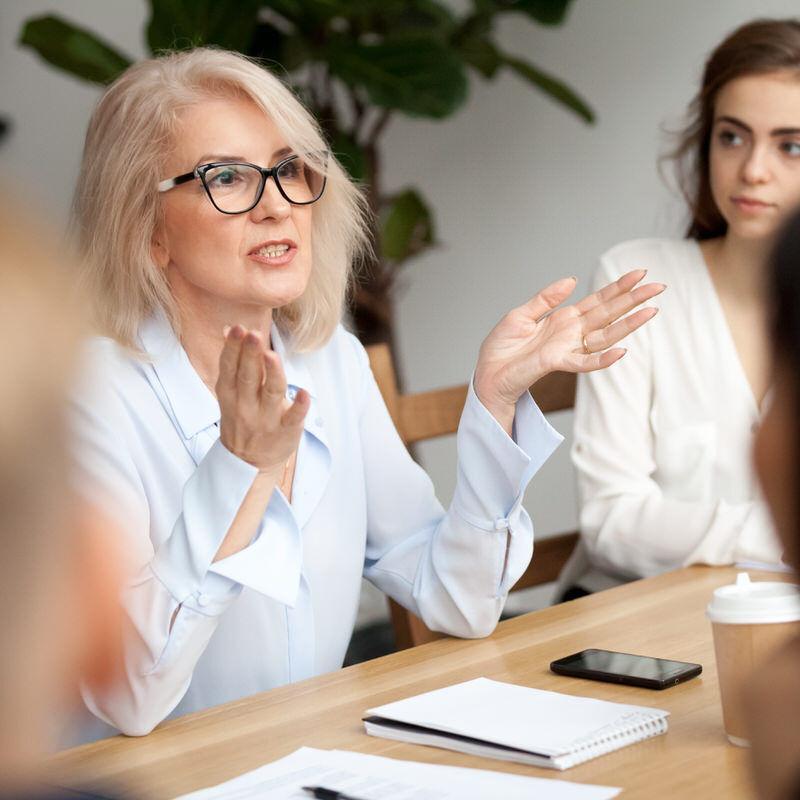 Ekelmans Advocaten cliënte in gesprek