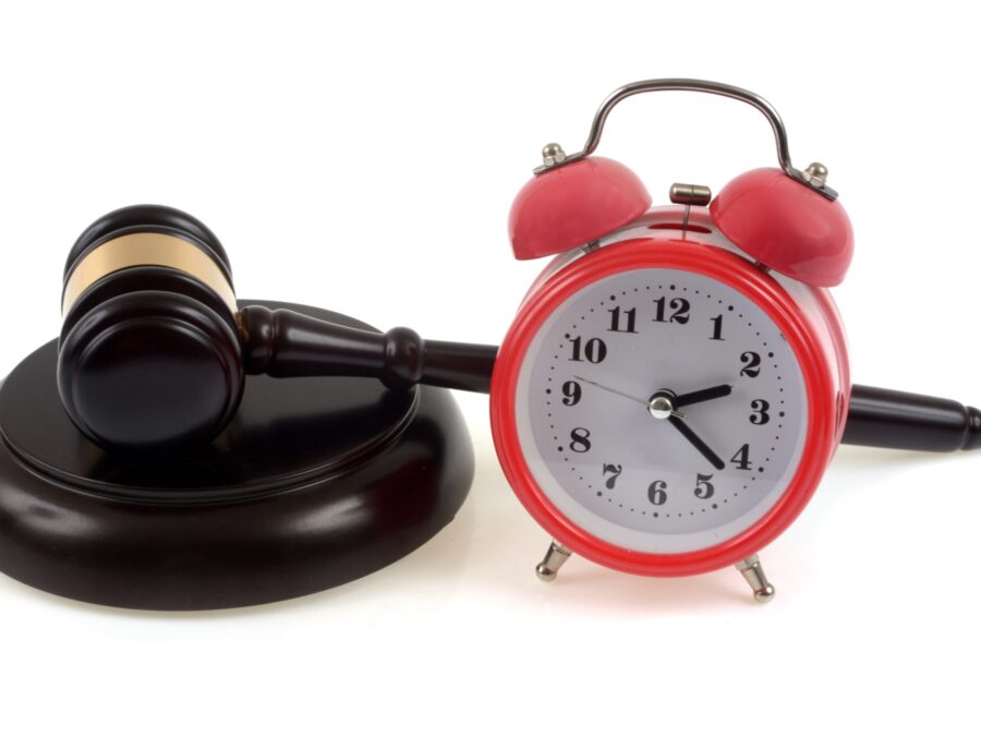 Begint de verjaringstermijn pas als een benadeelde bekend is met alle feiten, of begint deze al op het moment dat de benadeelde alle feiten had kunnen of moeten weten? Met andere woorden: heeft een benadeelde een onderzoeksplicht? De Hoge Raad deed hier opnieuw een uitspraak over en Marieke van der Keur licht deze uitspraak toe.