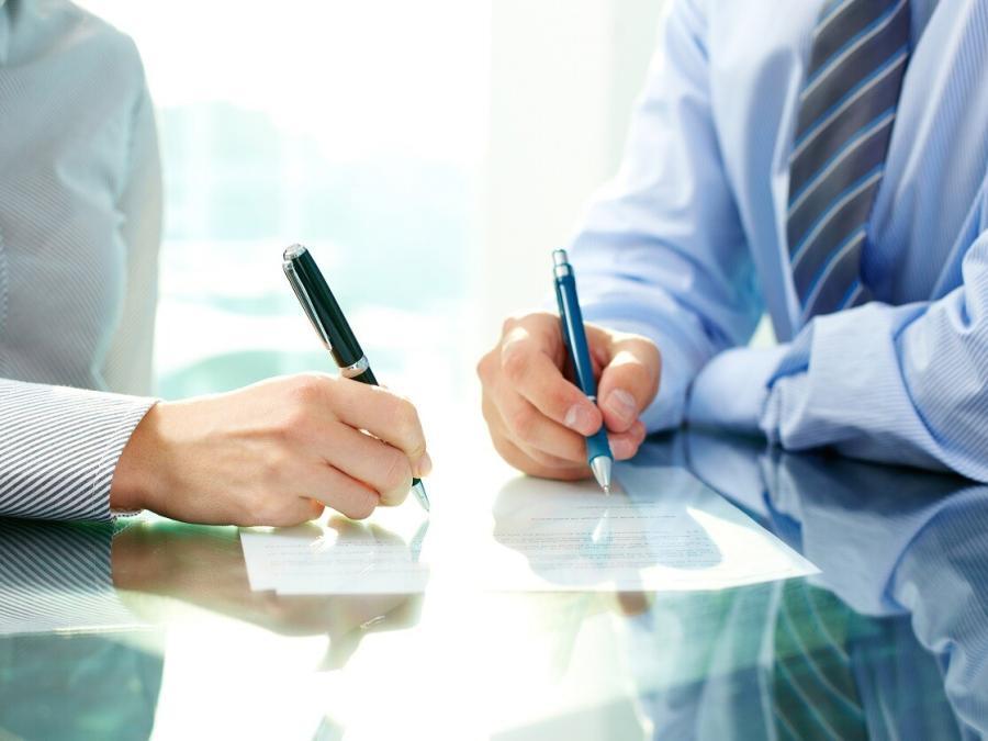 Werkgevers en werknemers mogen schriftelijk een proeftijd overeenkomen wanneer de arbeidsovereenkomst is aangegaan voor een periode van langer dan zes maanden. Gedurende de proeftijd kunnen beide partijen de overeenkomst met onmiddellijke ingang opzeggen. Simpel toch? Of toch niet? Lees in dit artikel waar u rekening mee moet houden bij proeftijdontslag.