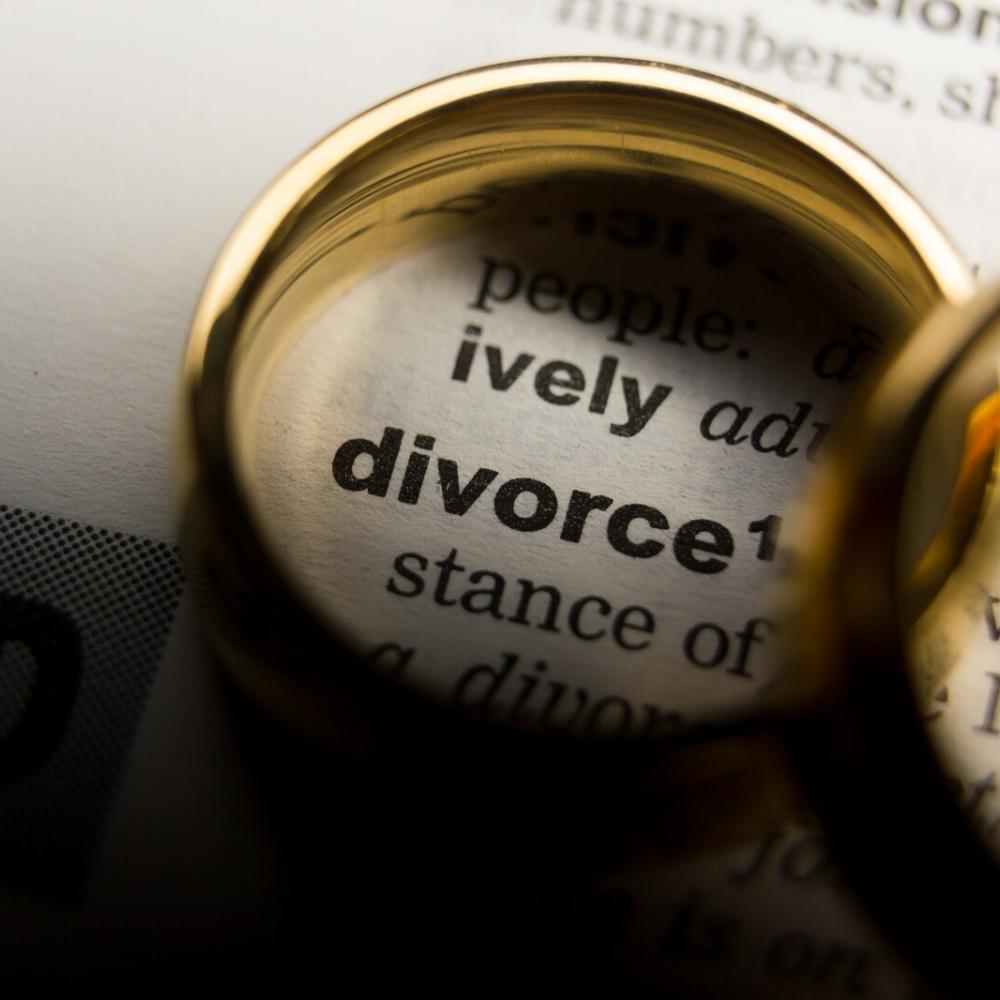 Divorce and separation concept. Two golden wedding rings. Dictionary definition Huwelijkse voorwaarden finaal