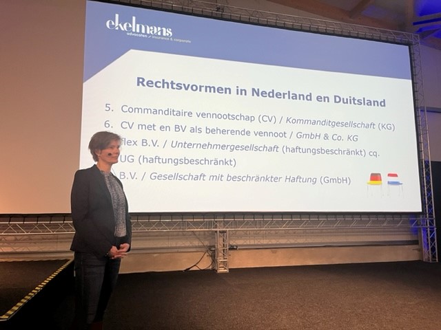 Im Rahmen des DNRV-Frühjahrsseminars 2023 erhielten die Teilnehmer an einem besonderen Ort, nämlich bei Crashtest Service in Münster, einen Crashkurs im Gesellschaftsrecht. Gemeinsam mit Manfred Richter hielt Anne-Mieke Dumoulin-Siemens einen Vortrag über die Grundzüge des deutschen sowie des niederländischen Gesellschaftsrechts.